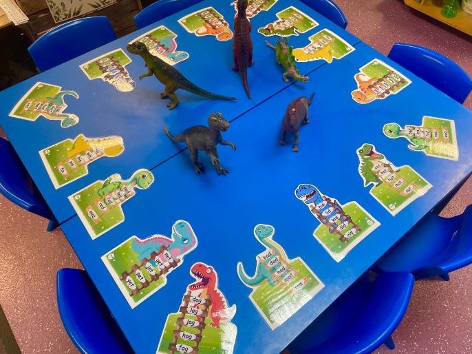 Dinosaur CVC Word Reading Ladders