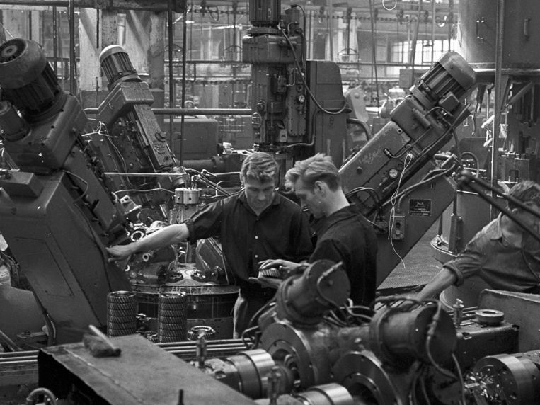 Russia, 1917–91: from Lenin to Yeltsin. Theme 2 Industrial and agricultural change, 1917–85 Bundle (Edexcel A Level History Paper 1).