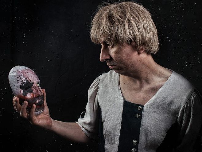 "Hamlet" A level questions and critics