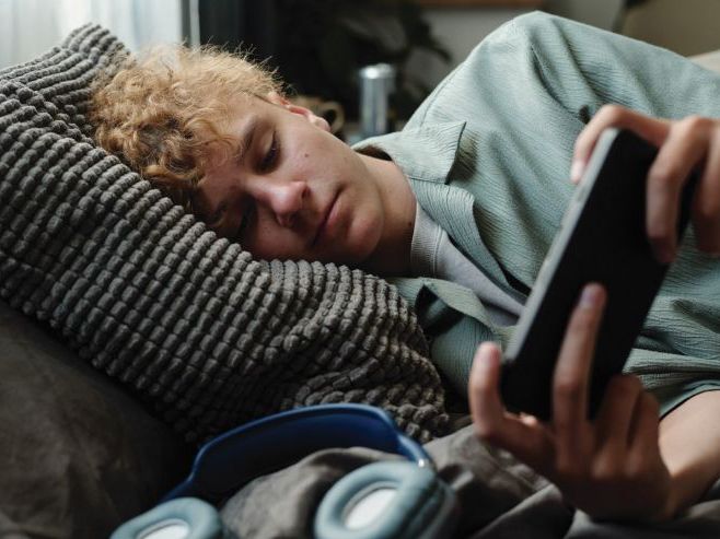 Caught in the algorithm: exploring smartphone use in young people