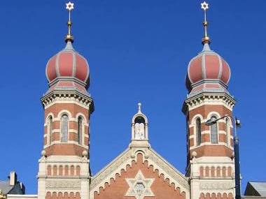 RE In what ways is the synagogue important to Jewish?