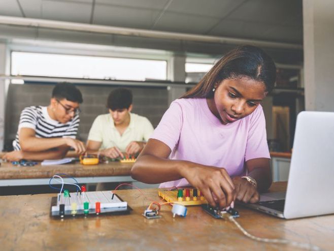 KS4 & 5 Maths: Transforming college mathematics education through hands-on modelling experiences